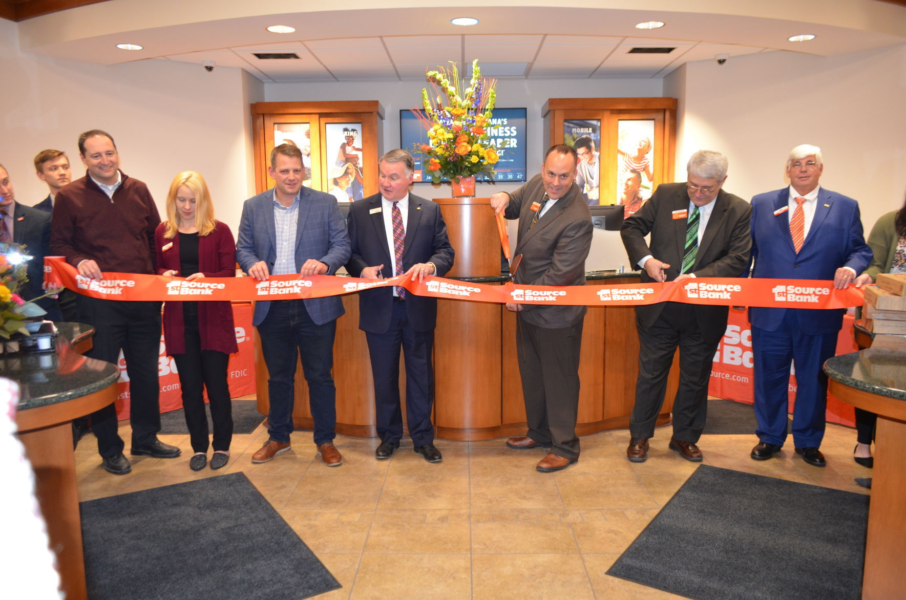 Middlebury chamber celebrates 1st Source's new location